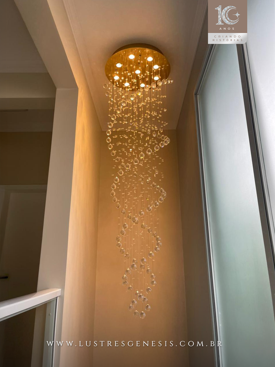 Lustre de cristal DNA da Linha Kria para casas com pé direito duplo, com design espiral e cristais K9 legítimos, ideal para ambientes sofisticados.
